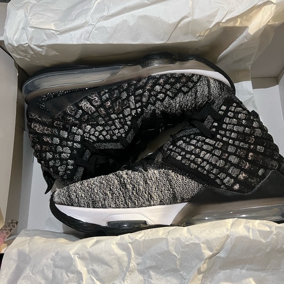 NIKE LEBRON 17 BLACK WHITE - Picture 8 of 10